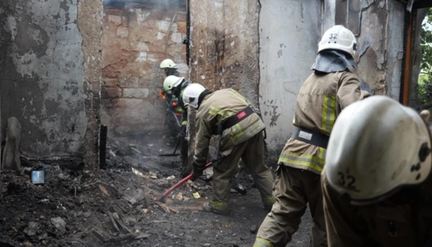 Наслідки російського удару по цивільній інфраструктурі Одещини, зокрема пожежа на магістральному газопроводі та пошкоджені