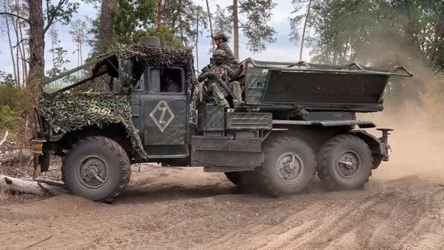 Знищена російська військова техніка на тлі фронтових позицій