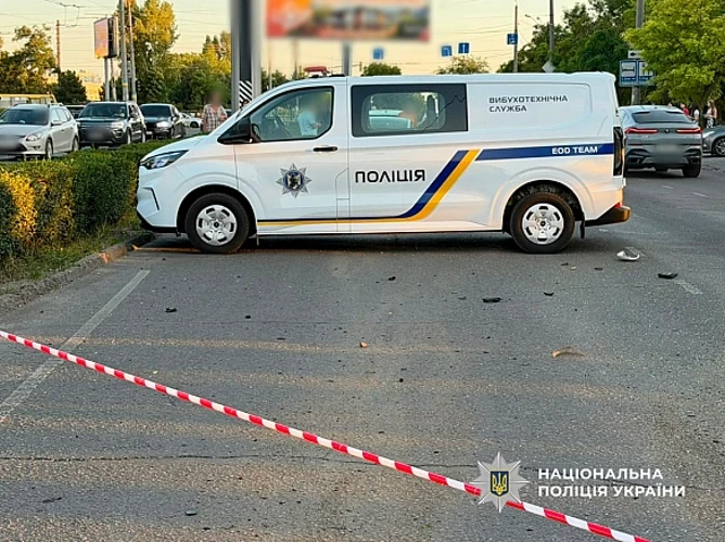 Кросовер, що вибухнув під час руху на проспекті Небесної Сотні в Одесі 28 липня 2026 року
