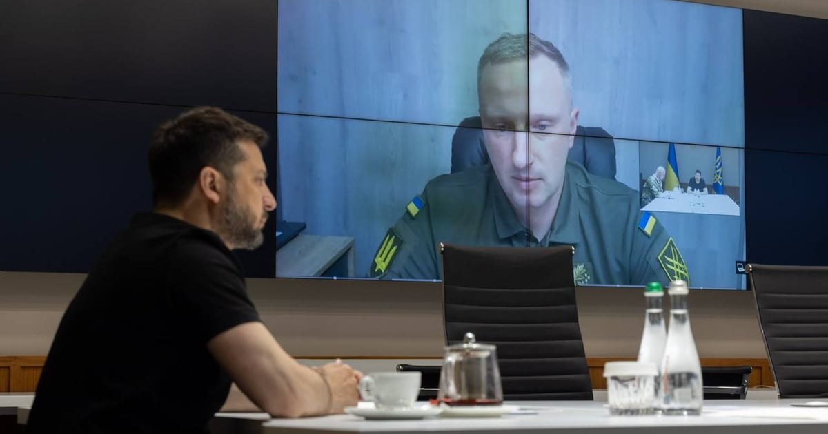 Президент України Володимир Зеленський під час розмови з українськими генералами