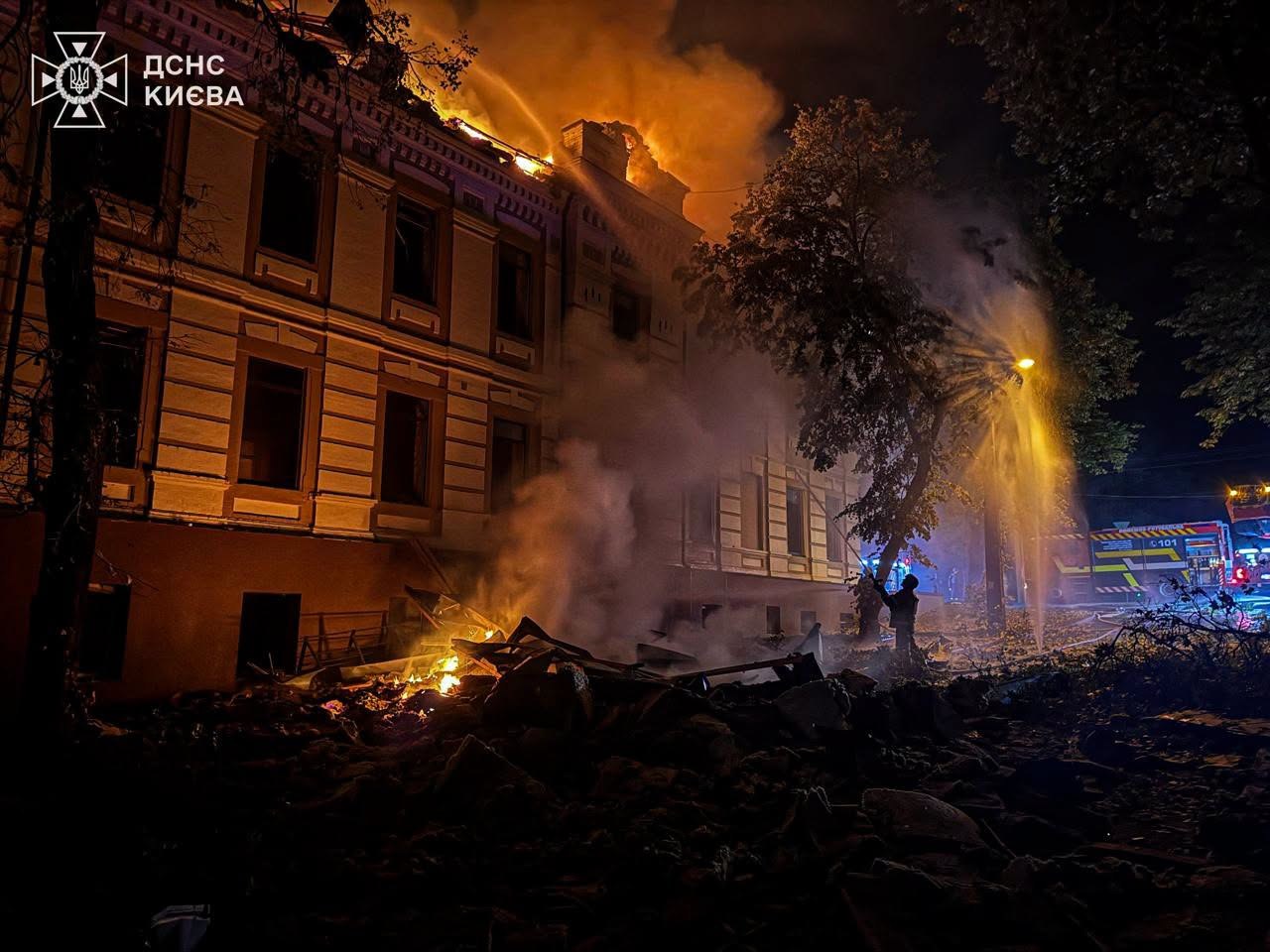 Наслідки пожеж і влучань у Києві внаслідок нічної атаки 19 липня 2026 року, робота підрозділів ДСНС на місцях