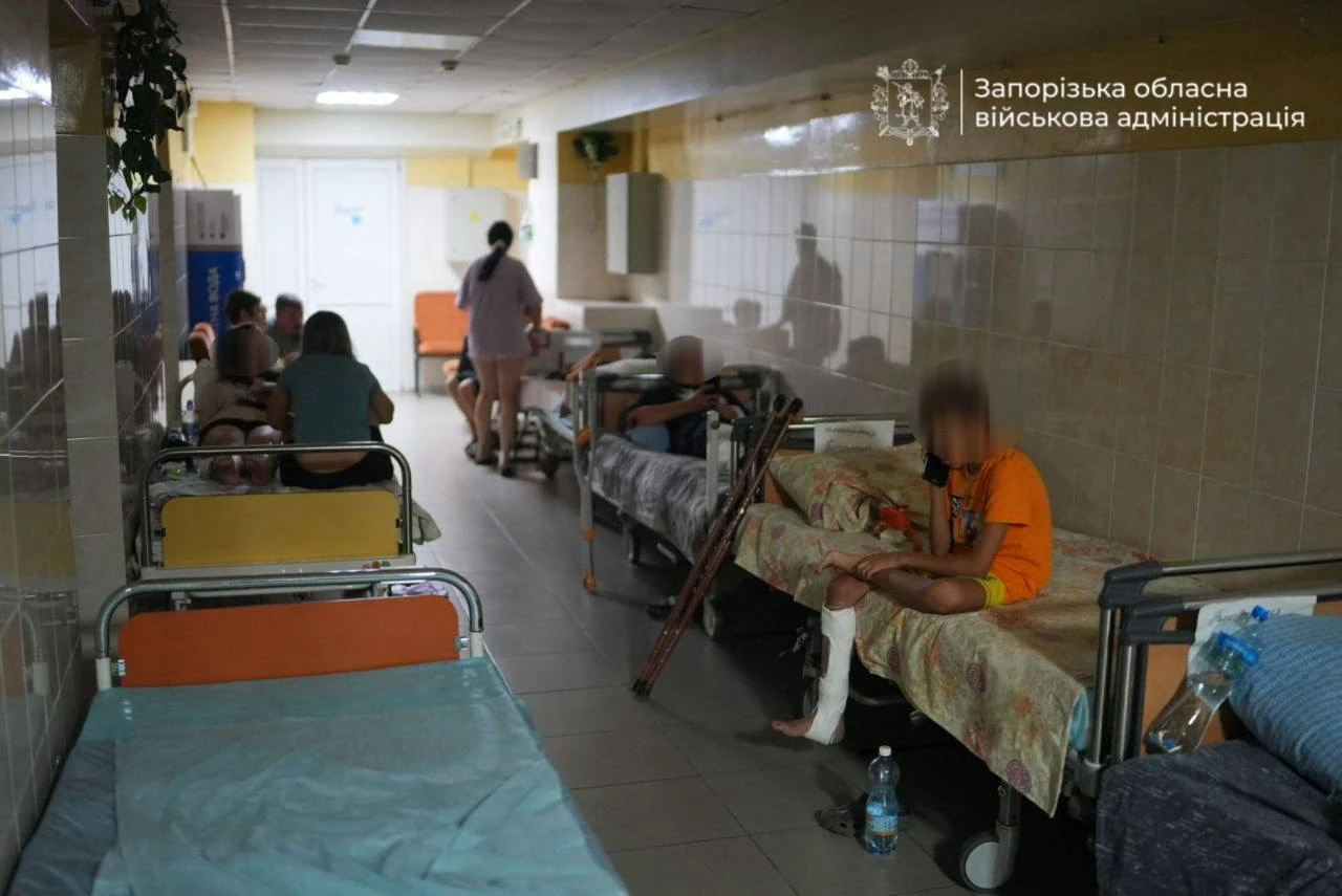 Понівечені фасад і вікна дитячої обласної клінічної лікарні в Запоріжжі після удару 4 серпня (фото Запорізької ОВА)