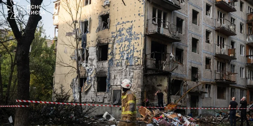 Рятувальники ДСНС ліквідовують наслідки удару у Дарницькому районі Києва вночі 1 серпня