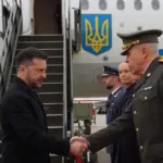 Літак президента України Володимира Зеленського приземлився в Осло 20 жовтня 2026 року, глава держави зійшов трапом на злітну