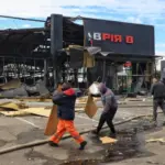 Пошкоджені житлові будинки та автівка у дворі Печерського району Києва після падіння БпЛА