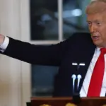 Дональд Трамп спілкується з представниками преси біля Marine One на Південній галявині Білого дому