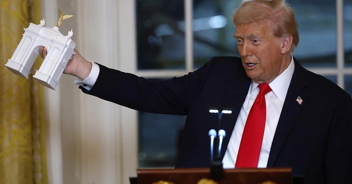 Дональд Трамп спілкується з представниками преси біля Marine One на Південній галявині Білого дому